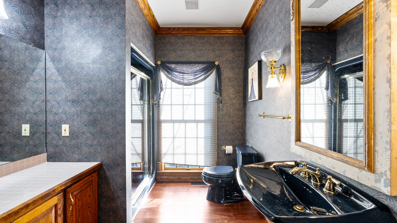 Stately Home & Scenic Lake - Auction